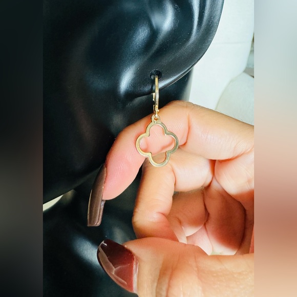 Beautiful Gold Clover Hoop earrings - Picture 3 of 4